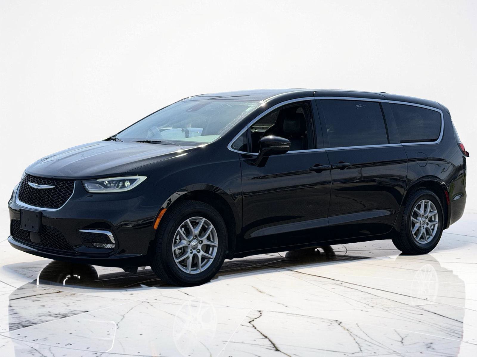 Used 2025 Chrysler Pacifica Select image 4