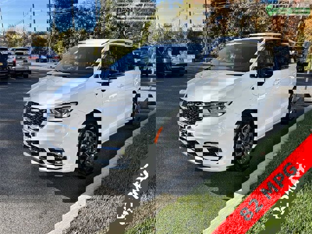 Certified 2024 Chrysler Pacifica Select image 4