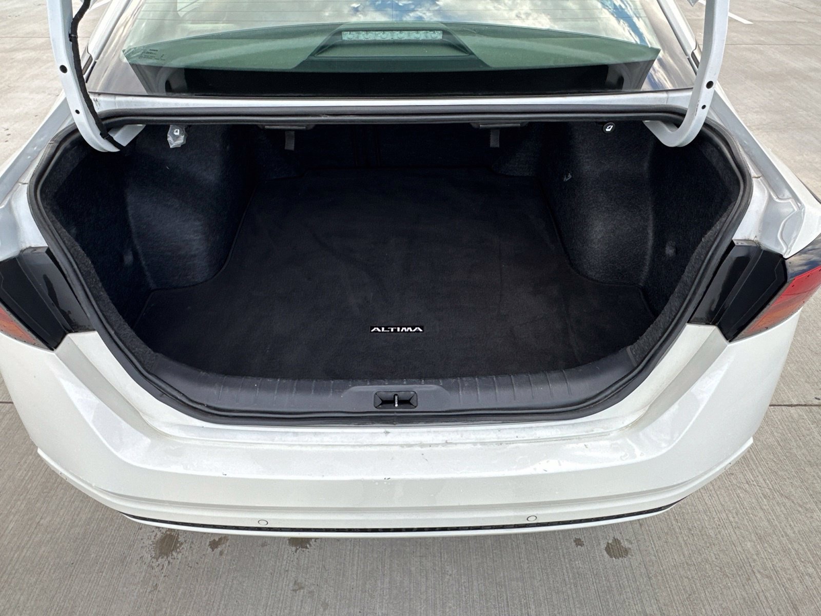 Used 2024 Nissan Altima 2.5 SV FWD image 9