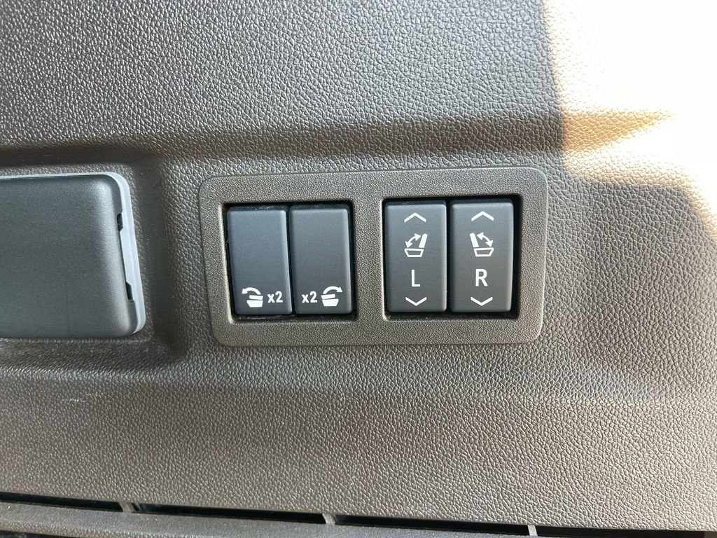 Used 2024 GMC Yukon Denali image 32