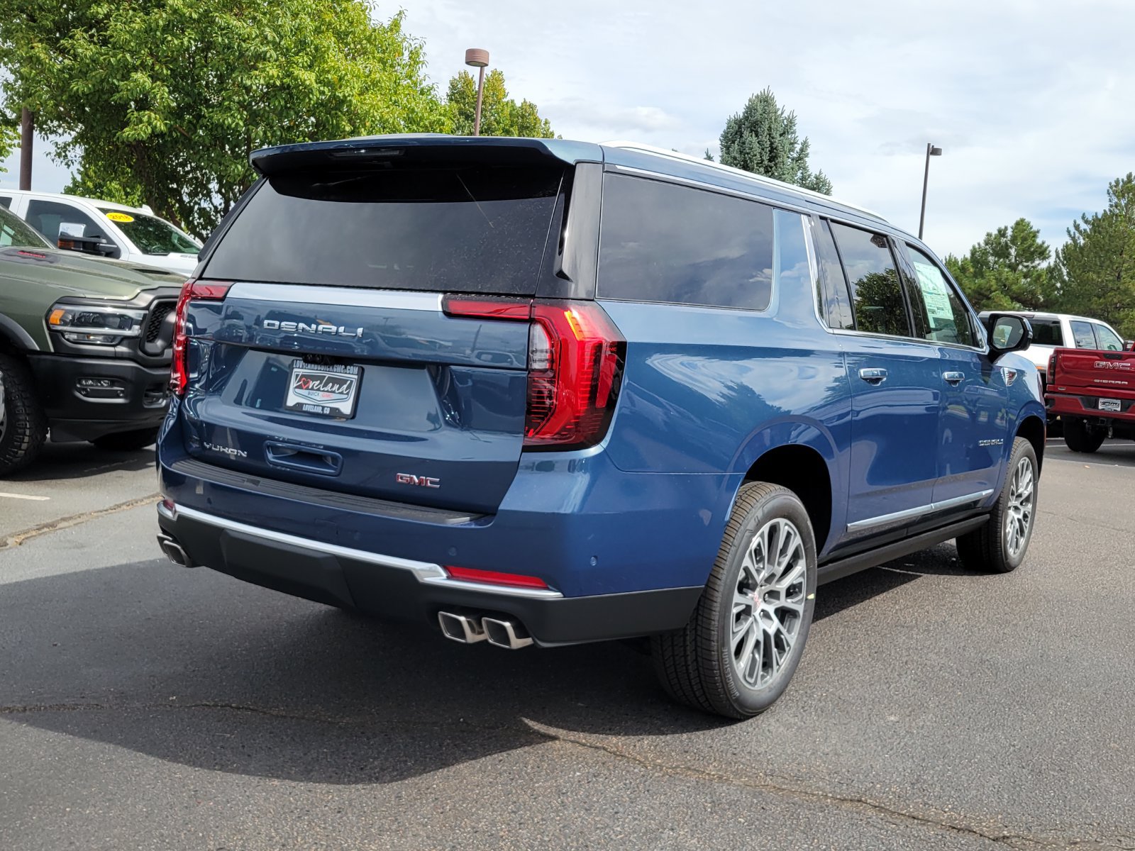 New 2026 GMC Yukon XL Denali w/ Denali Reserve Package AWD/4WD image 3