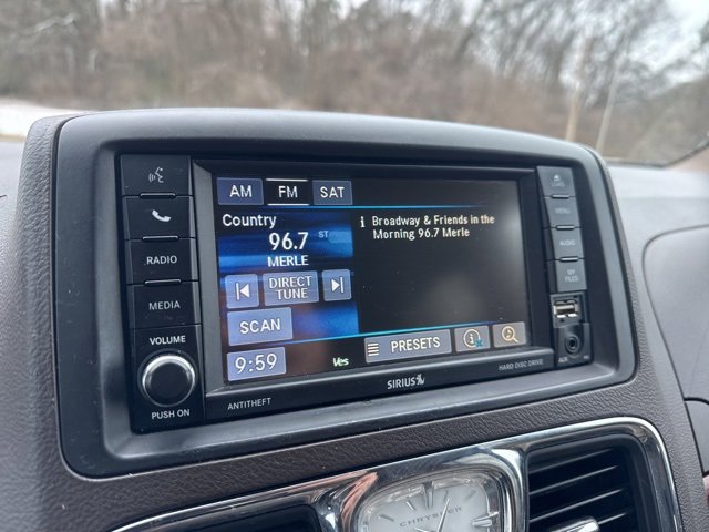 Used 2016 Chrysler Town & Country Touring image 19