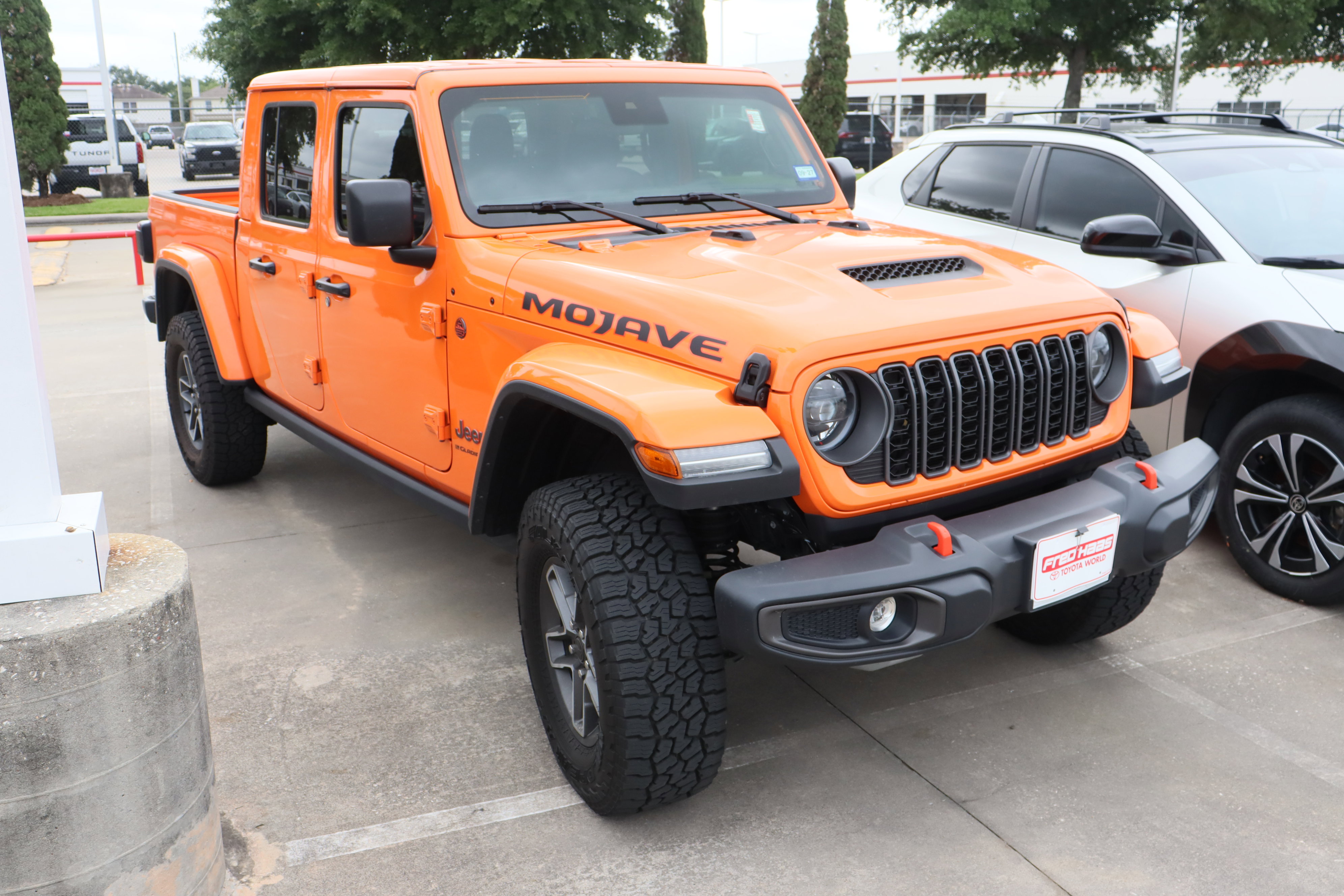 Used 2025 Jeep Gladiator Mojave w/ Convenience Group AWD/4WD image 2