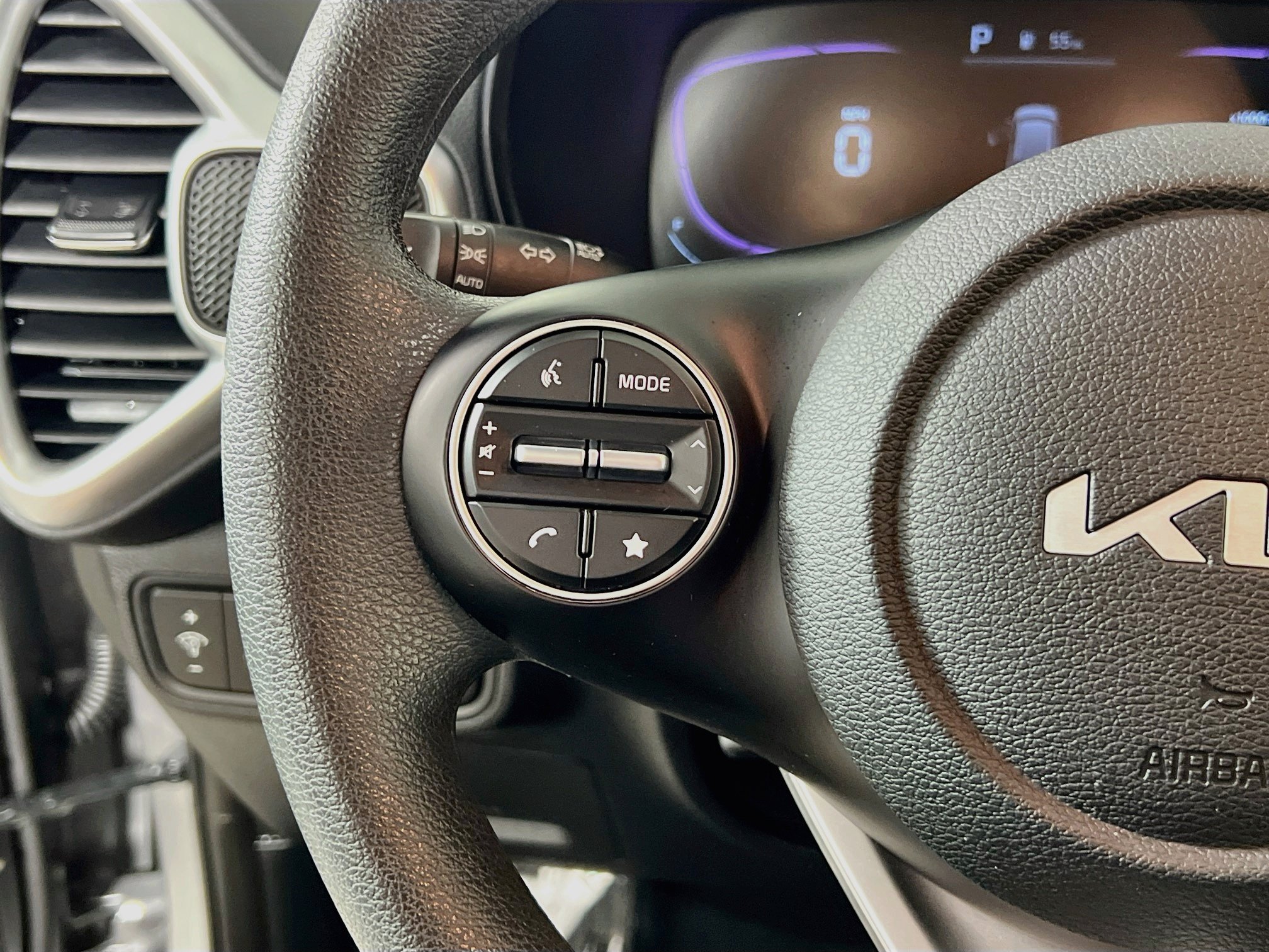 Used 2025 Kia Soul LX w/ LX Technology Package FWD image 19