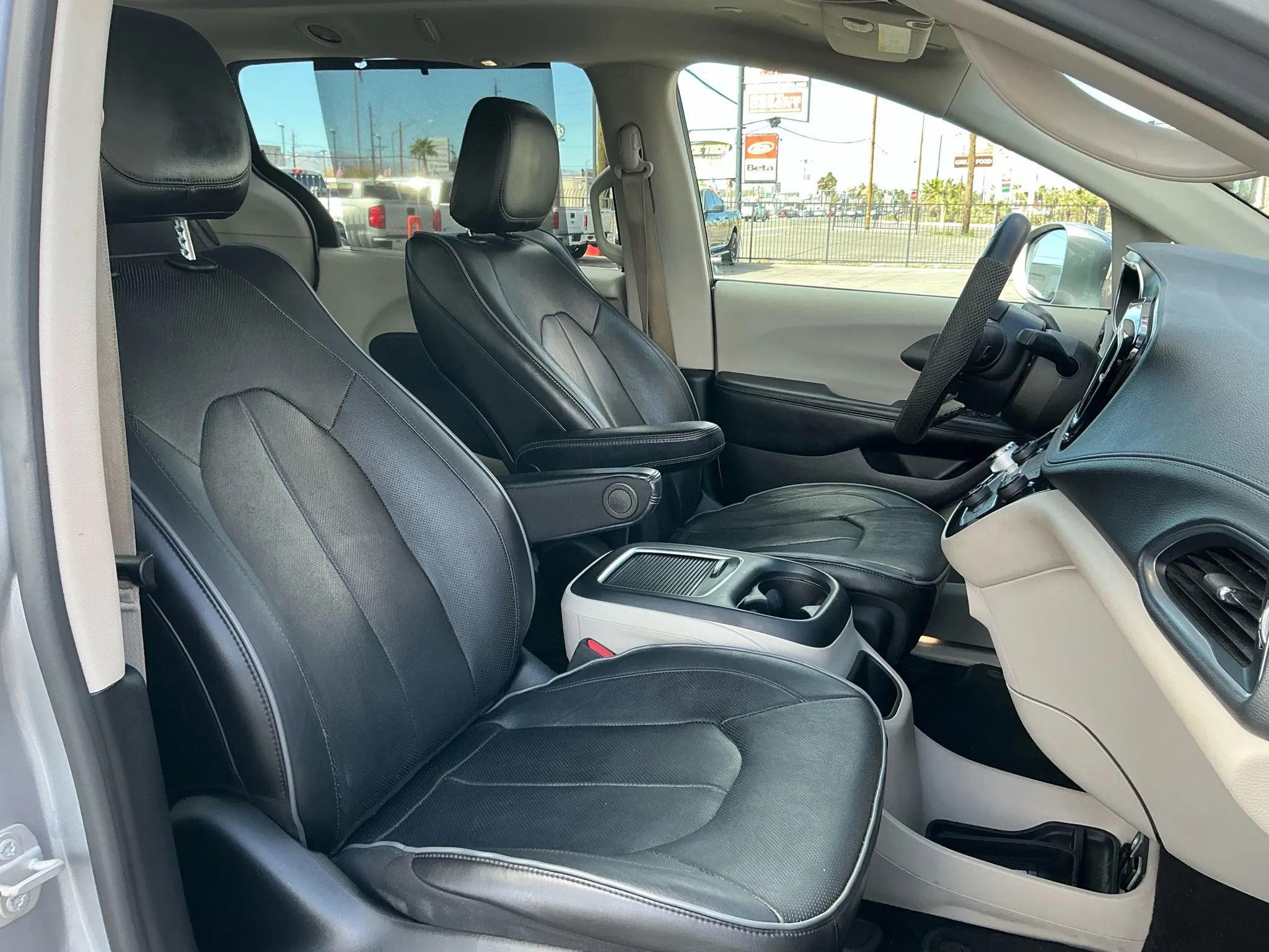 Used 2020 Chrysler Pacifica Limited FWD image 20