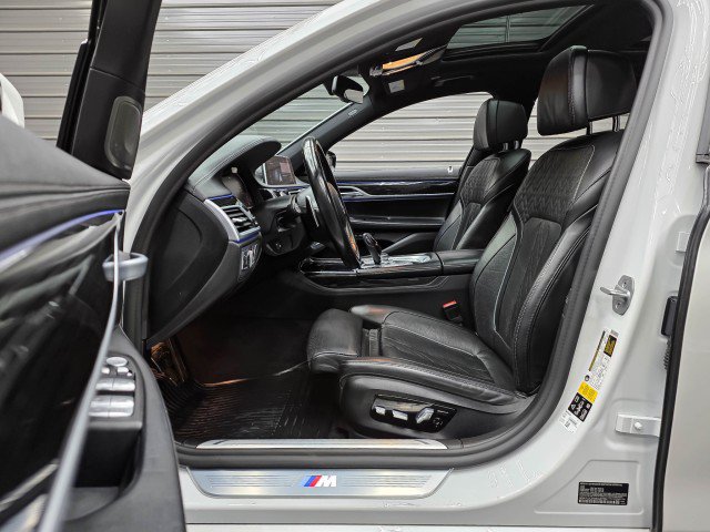 Used 2021 BMW 750i xDrive w/ M Sport Package AWD/4WD image 13