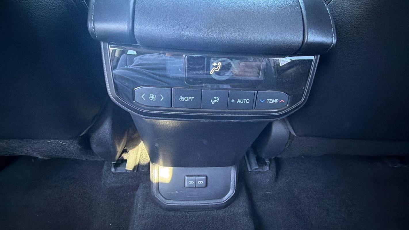 Used 2023 Toyota Highlander XLE image 16