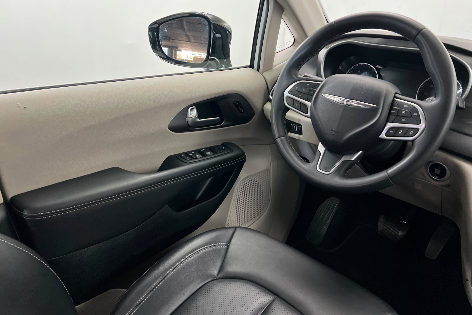Used 2024 Chrysler Pacifica Touring-L FWD image 12