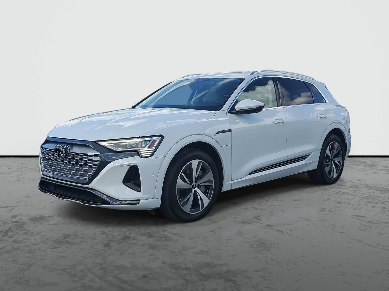 Used 2024 Audi Q8 e-tron Premium Plus w/ Premium Plus Package AWD/4WD image 2