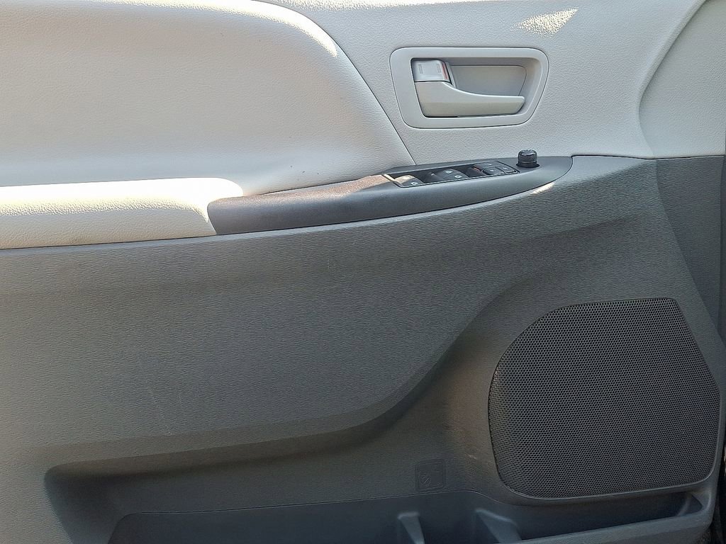 Used 2020 Toyota Sienna L image 12
