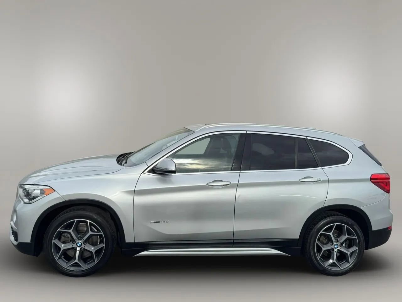 Used 2017 BMW X1 sDrive28i w/ Premium Package FWD image 5