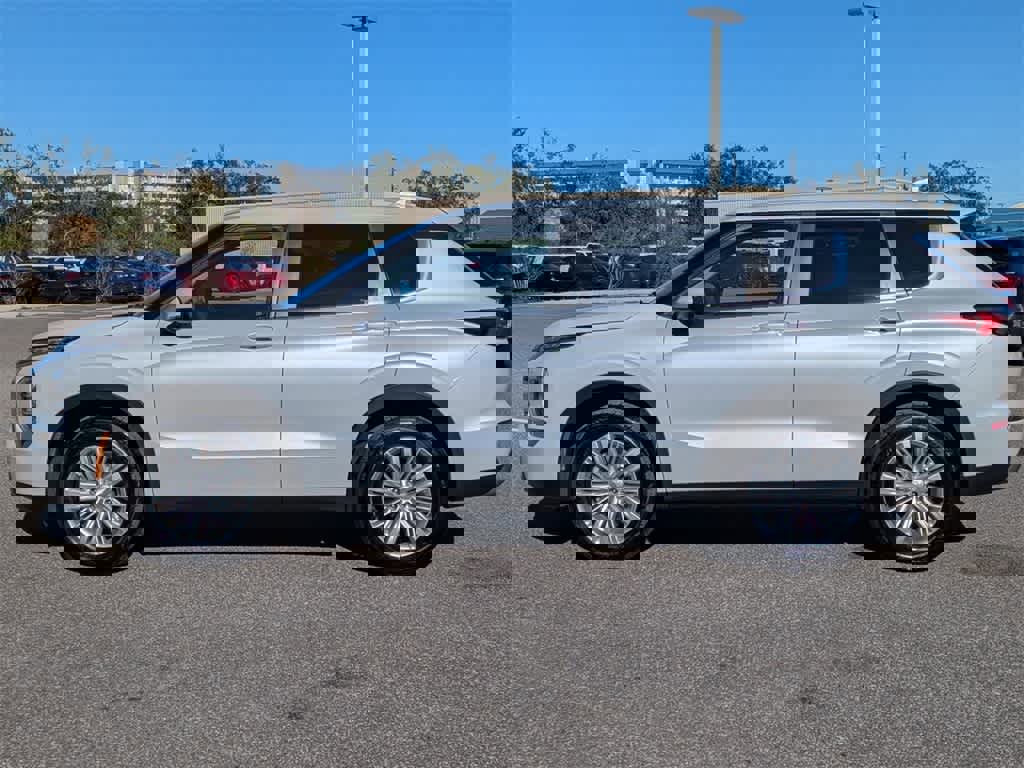 Used 2022 Mitsubishi Outlander ES image 2