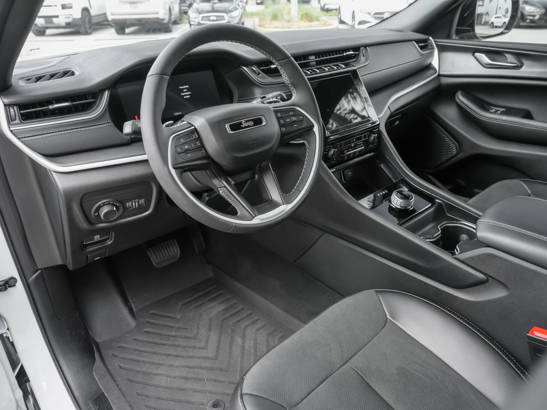 Used 2025 Jeep Grand Cherokee Altitude RWD image 16