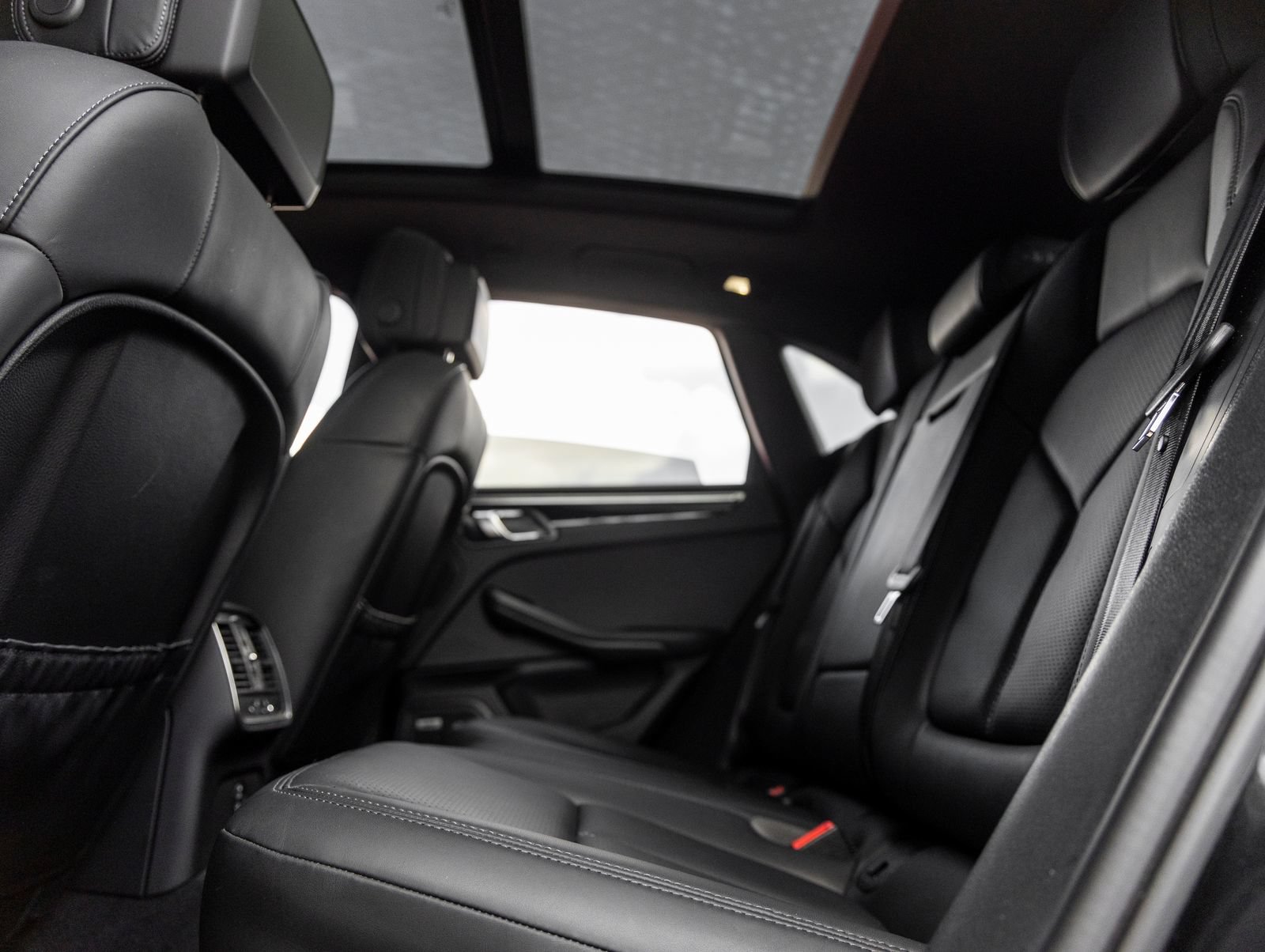 Certified 2024 Porsche Macan S AWD/4WD image 35