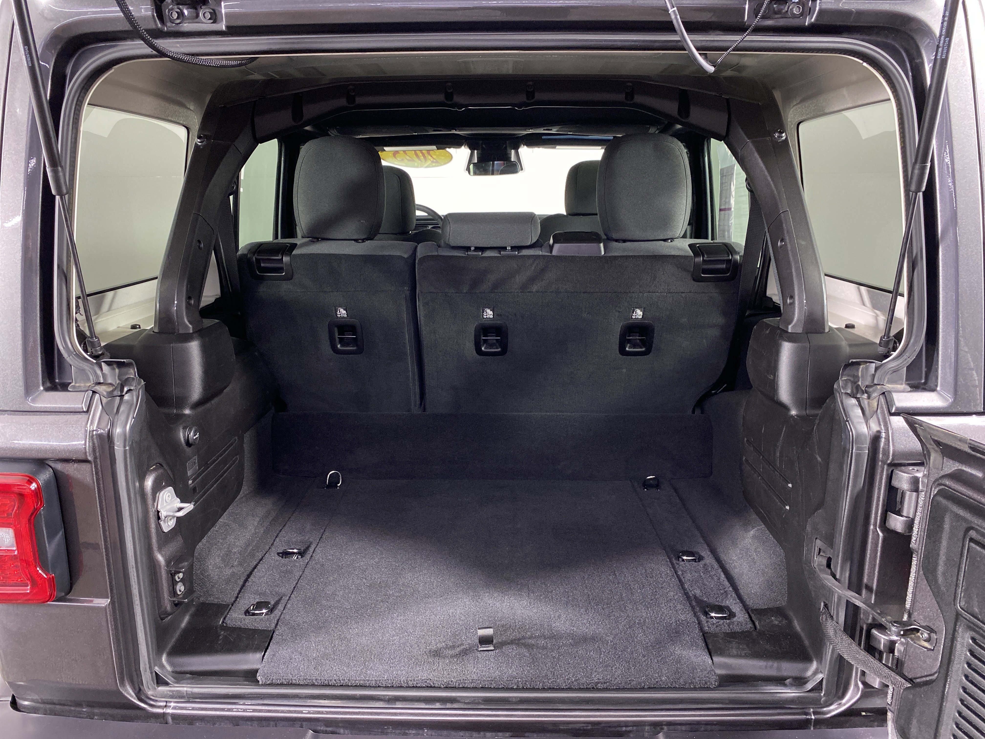 Used 2025 Jeep Wrangler Sahara AWD/4WD image 32