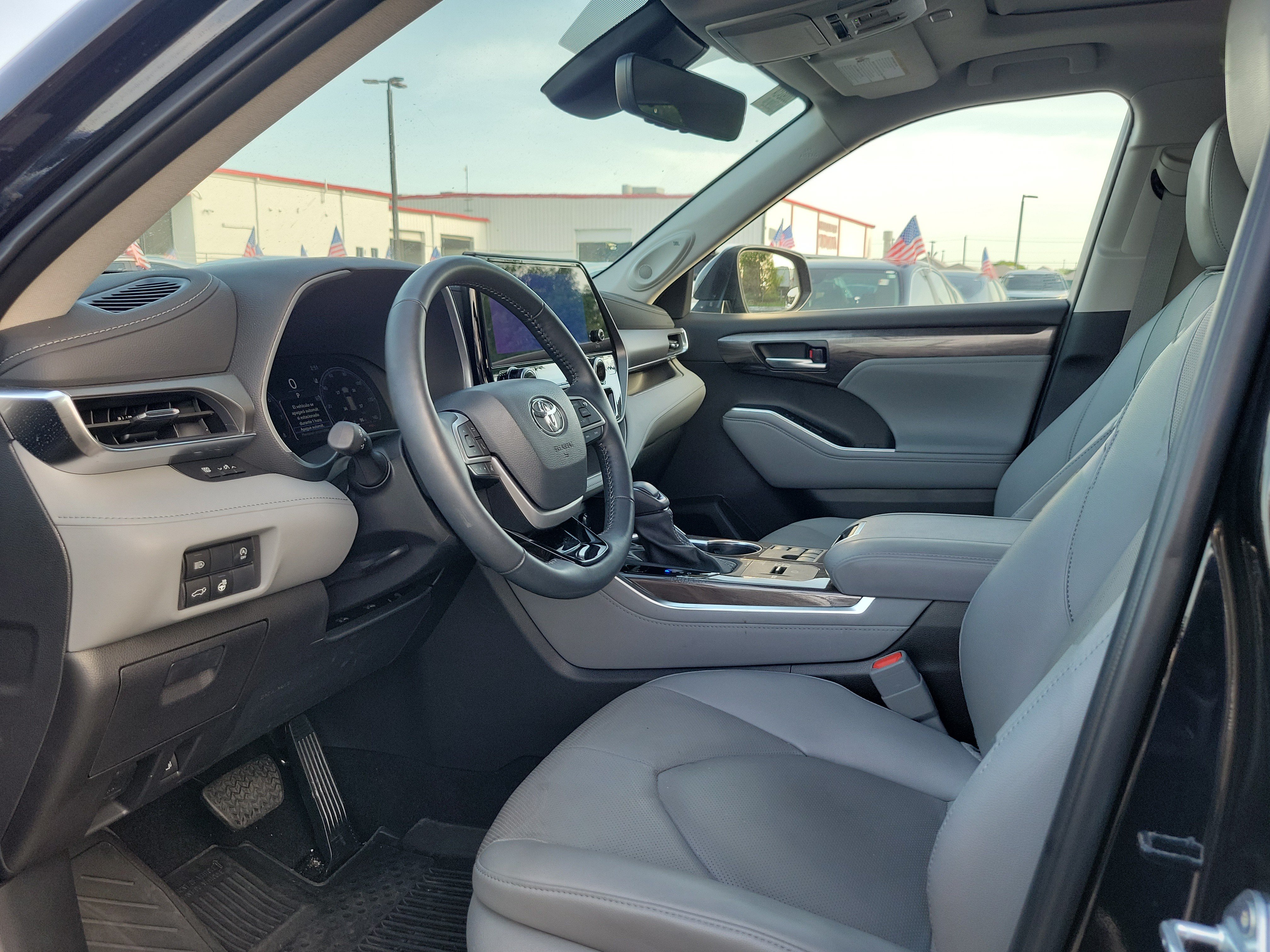 Used 2025 Toyota Highlander Limited FWD image 18