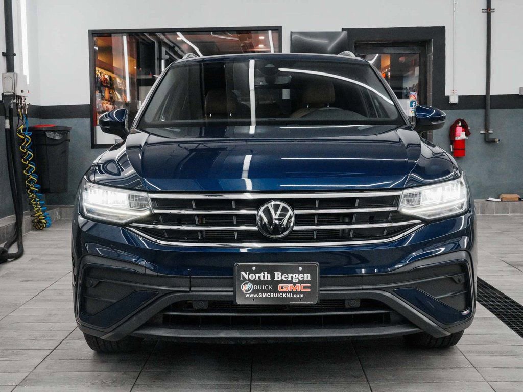 Used 2022 Volkswagen Tiguan SE w/ Panoramic Sunroof Package image 2