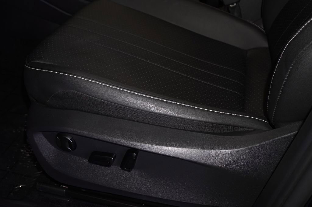 Used 2023 Volkswagen Tiguan SE image 14