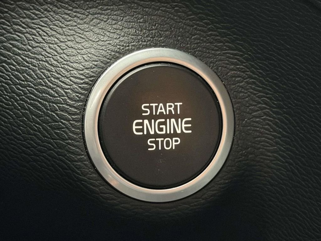 Used 2021 Volvo XC40 T5 R-Design w/ Advanced Package image 8