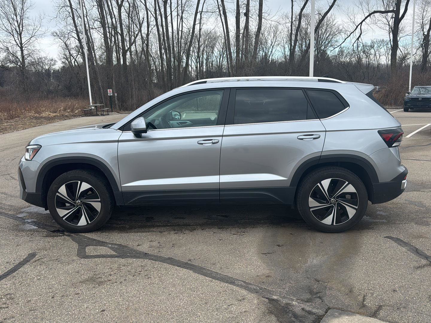 Used 2025 Volkswagen Taos SE image 2