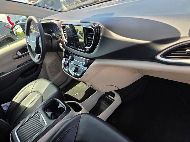 Certified 2024 Chrysler Pacifica Touring-L FWD image 23