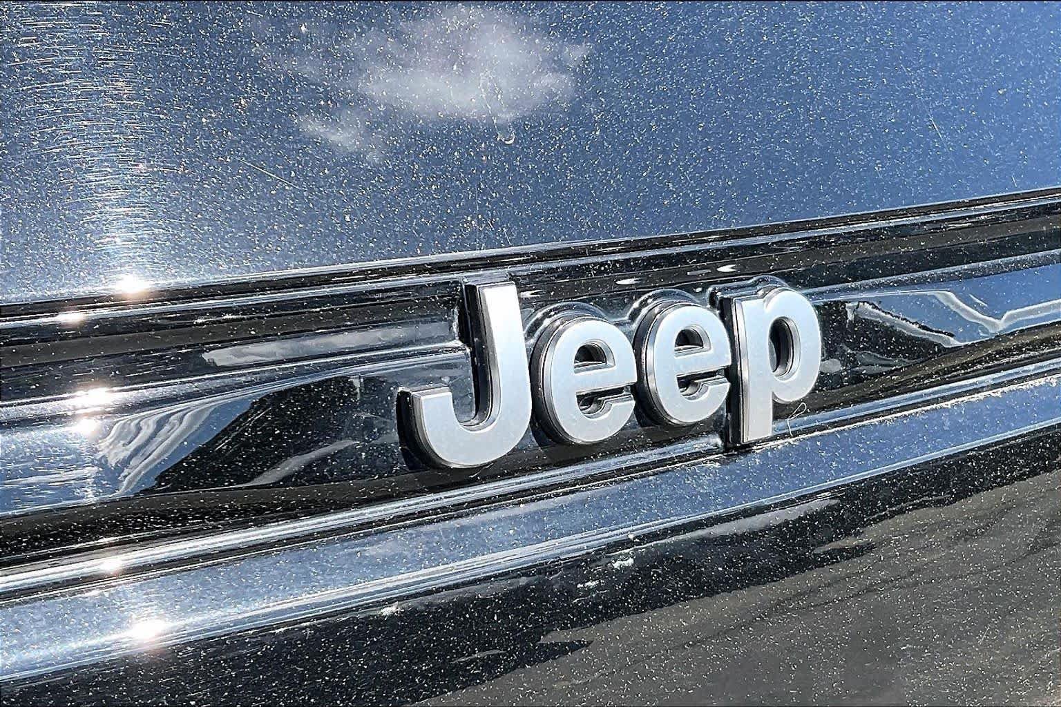 Used 2022 Jeep Grand Cherokee Summit AWD/4WD image 32