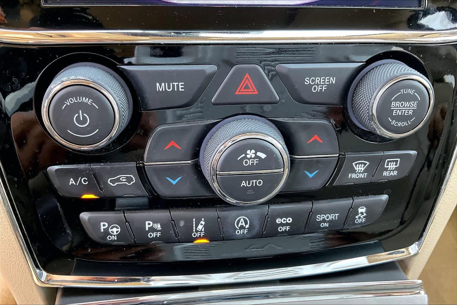 Used 2020 Jeep Grand Cherokee Overland image 32
