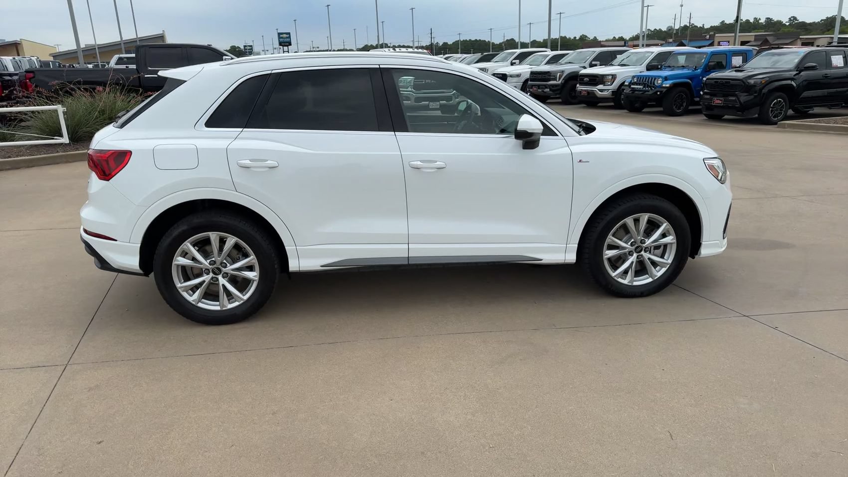 Used 2025 Audi Q3 2.0T Premium AWD/4WD image 2