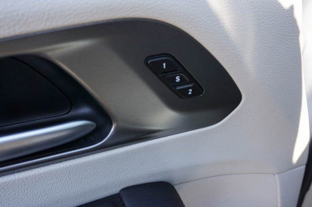 Used 2024 Chrysler Pacifica Touring-L image 14