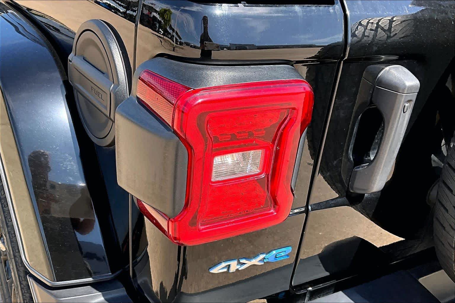 Used 2023 Jeep Wrangler Unlimited Sahara w/ Cold Weather Group AWD/4WD image 25