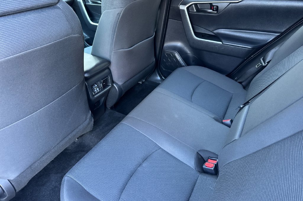 Used 2023 Toyota RAV4 LE AWD/4WD image 11