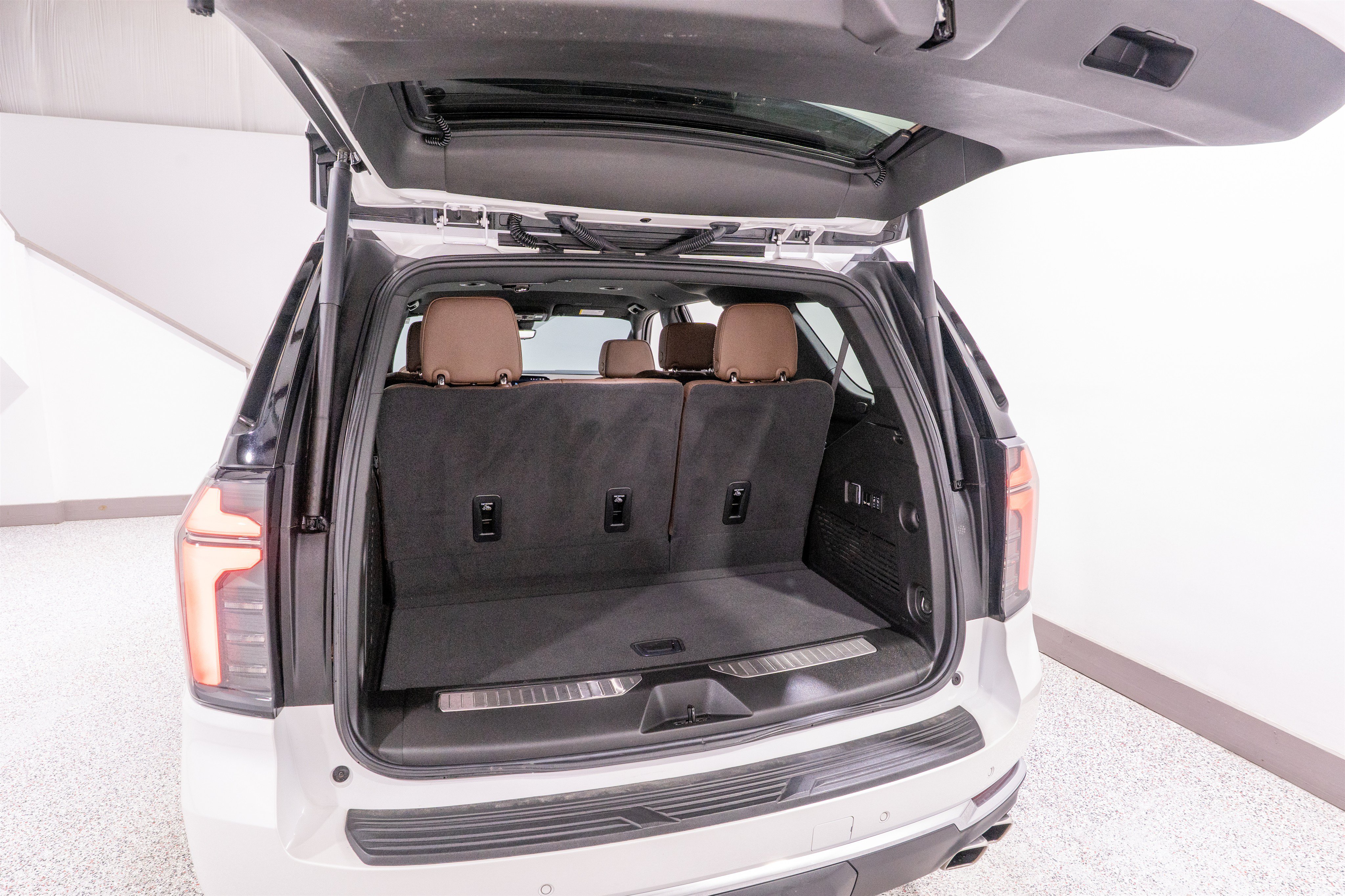 Used 2025 Chevrolet Tahoe High Country w/ LPO, Illumination Package AWD/4WD image 34