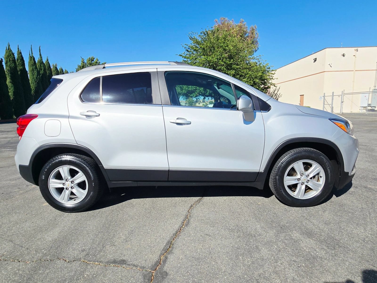 Used 2020 Chevrolet Trax LT w/ LT Convenience Package FWD image 3