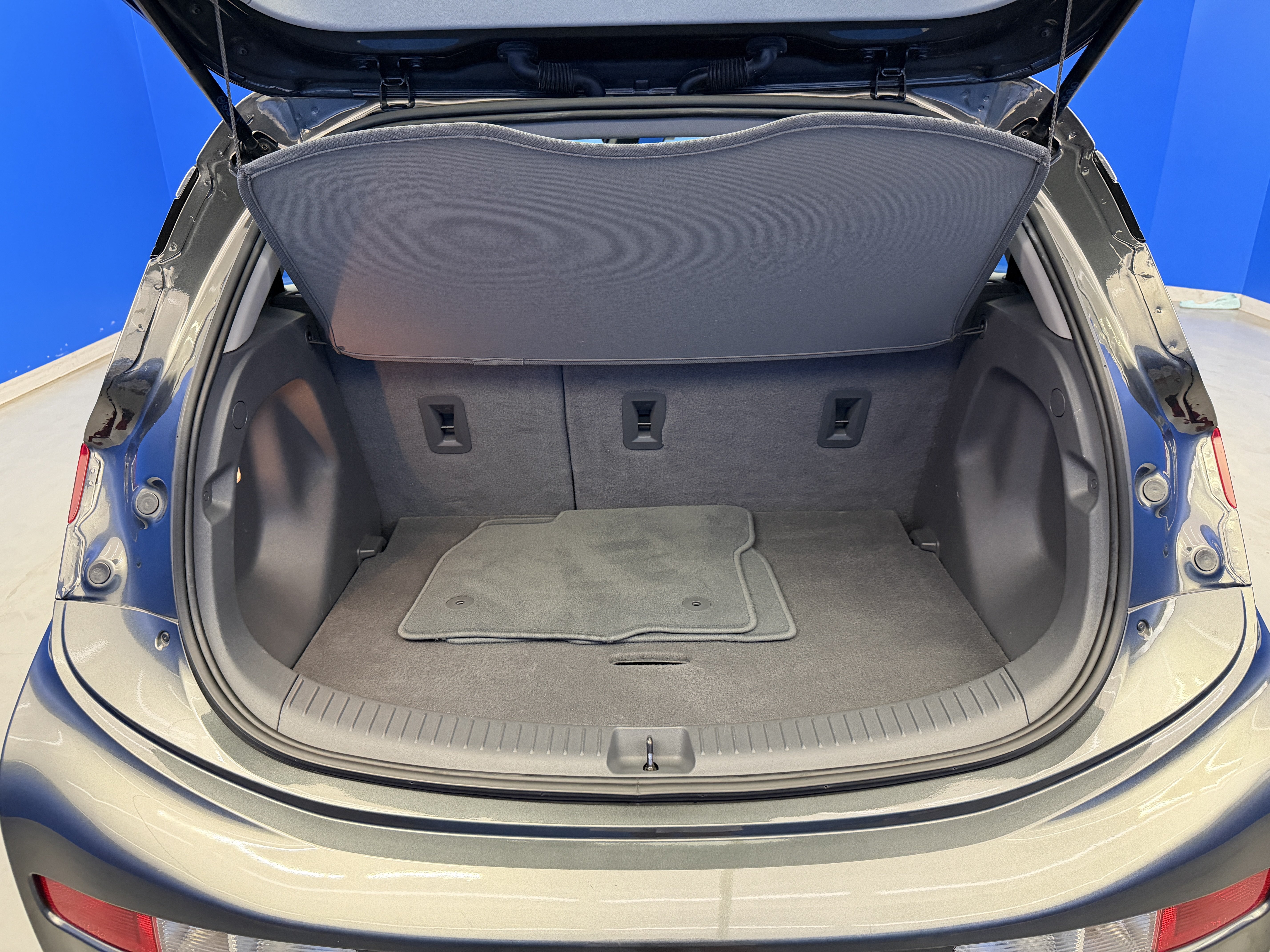 Used 2020 Chevrolet Bolt Premier w/ Infotainment Package FWD image 27
