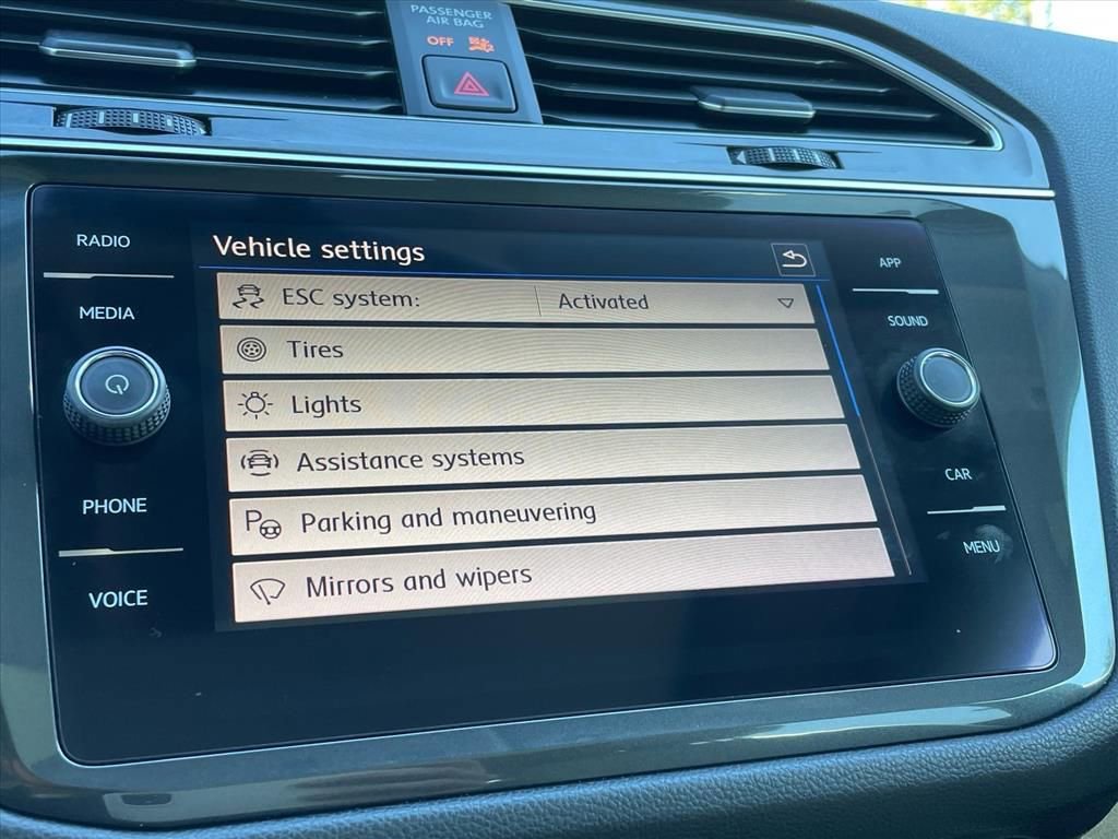 Used 2020 Volkswagen Tiguan SE w/ Panoramic Sunroof Package image 10