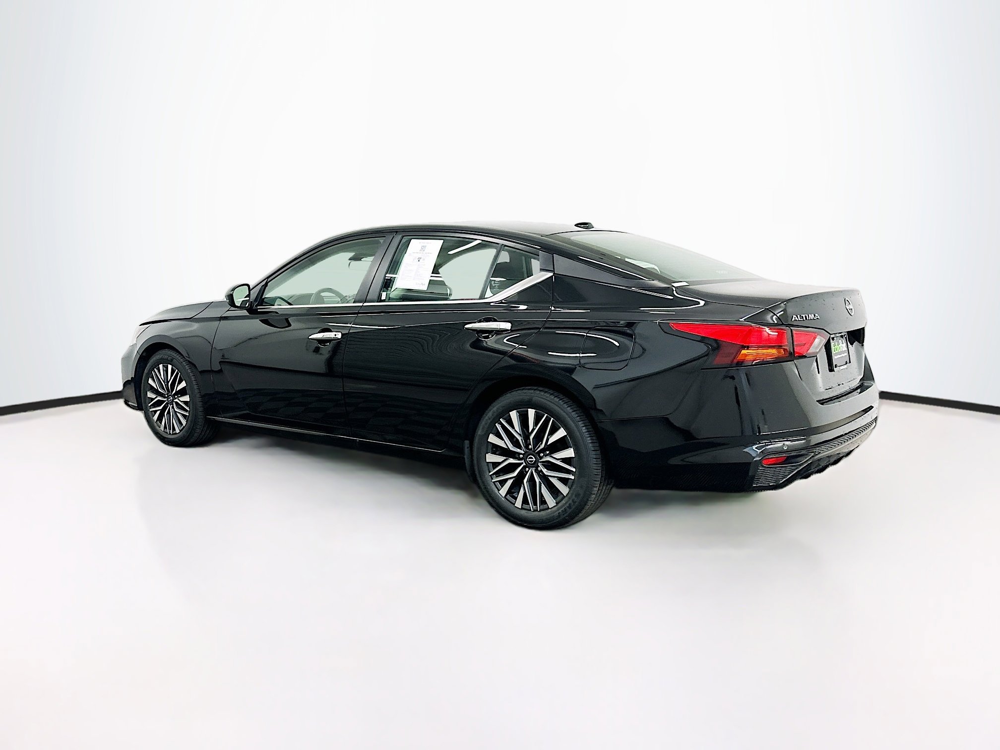Used 2025 Nissan Altima 2.5 SV FWD image 5