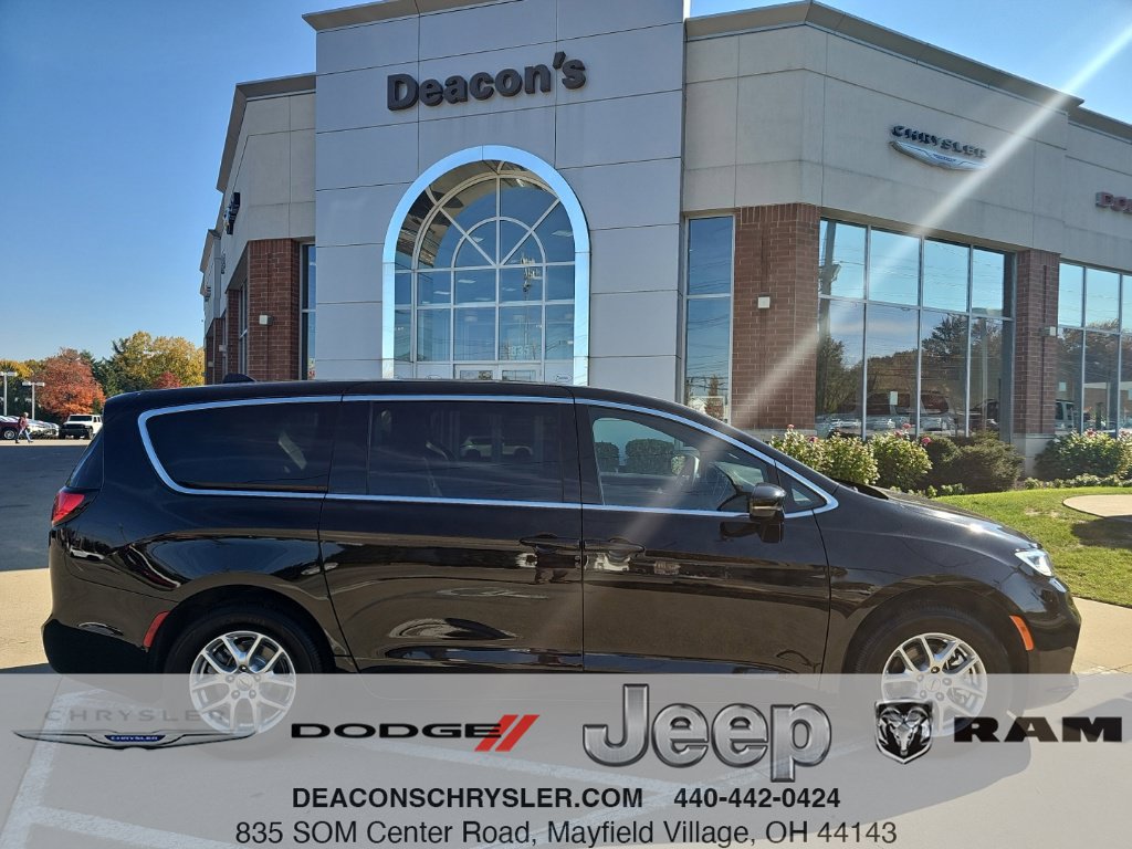 Used 2025 Chrysler Pacifica Select