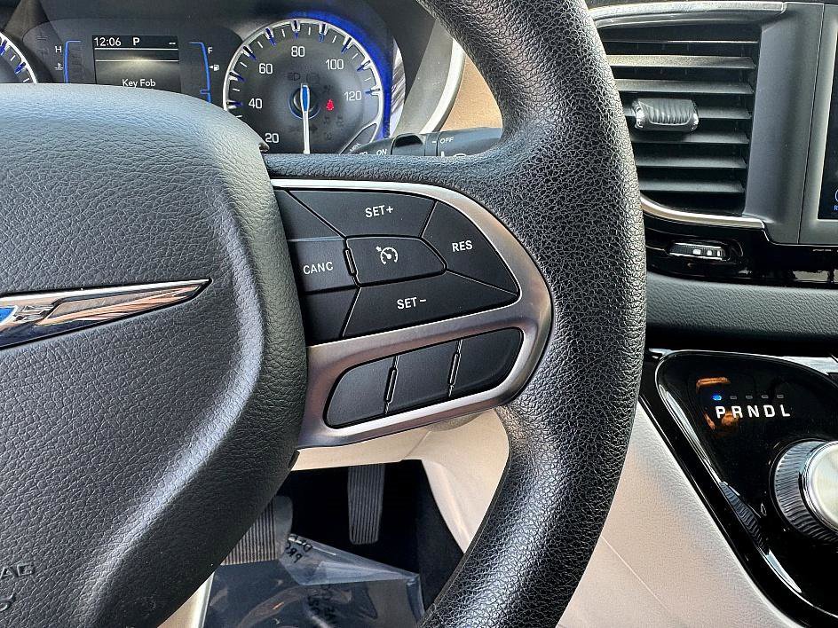 Used 2020 Chrysler Voyager L image 21