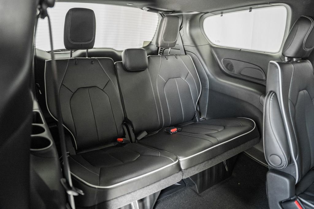 New 2026 Chrysler Pacifica Limited w/ Uconnect Theater Family Group image 32
