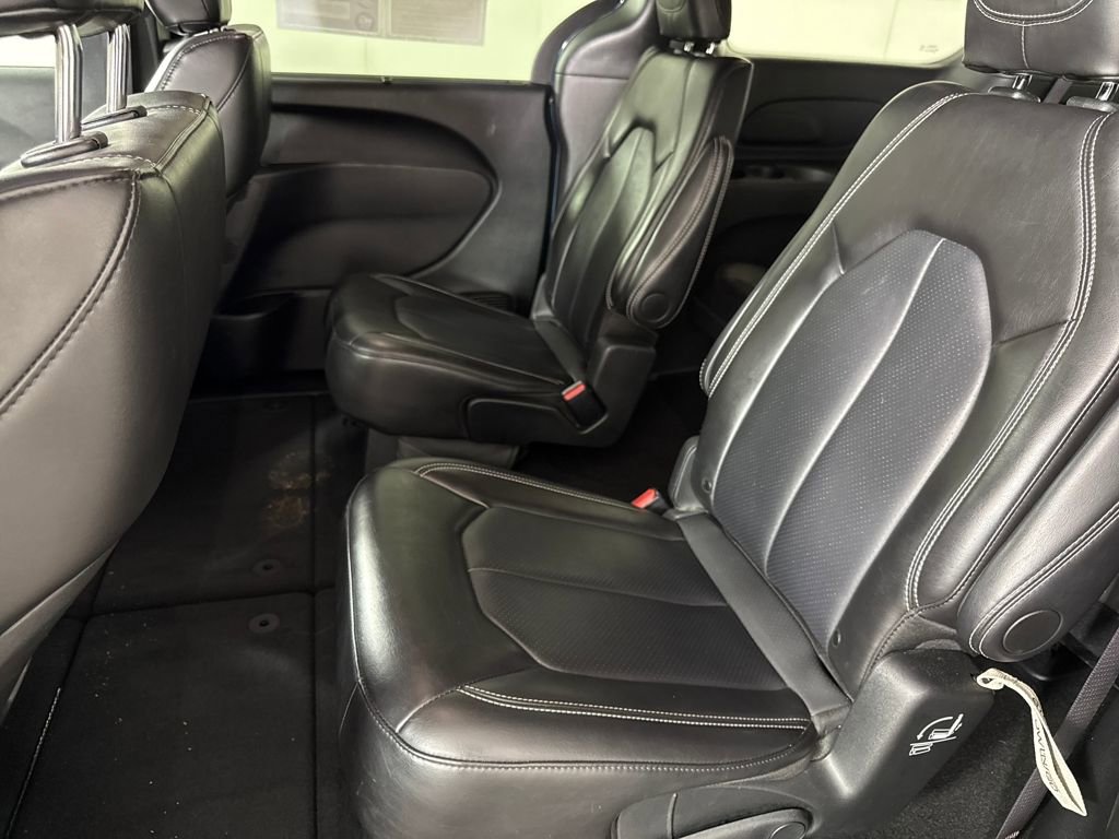 Used 2025 Chrysler Pacifica Select image 13