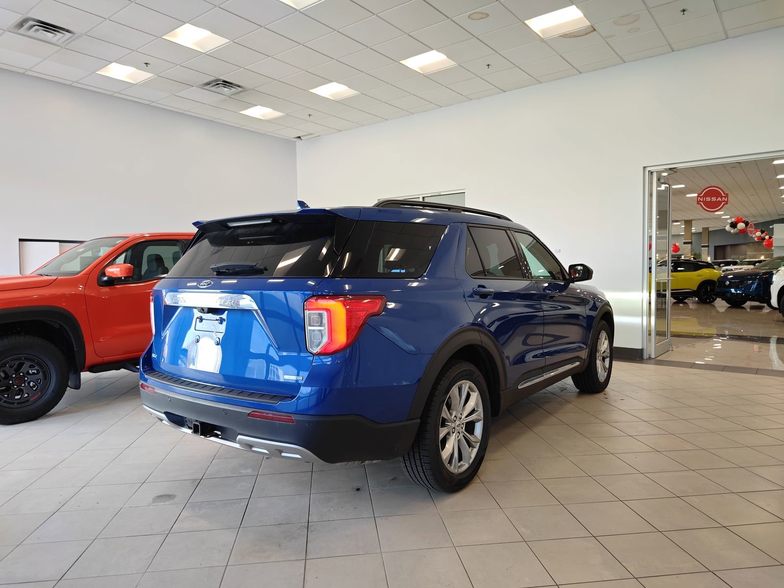 Used 2020 Ford Explorer XLT w/ Equipment Group 202A image 3