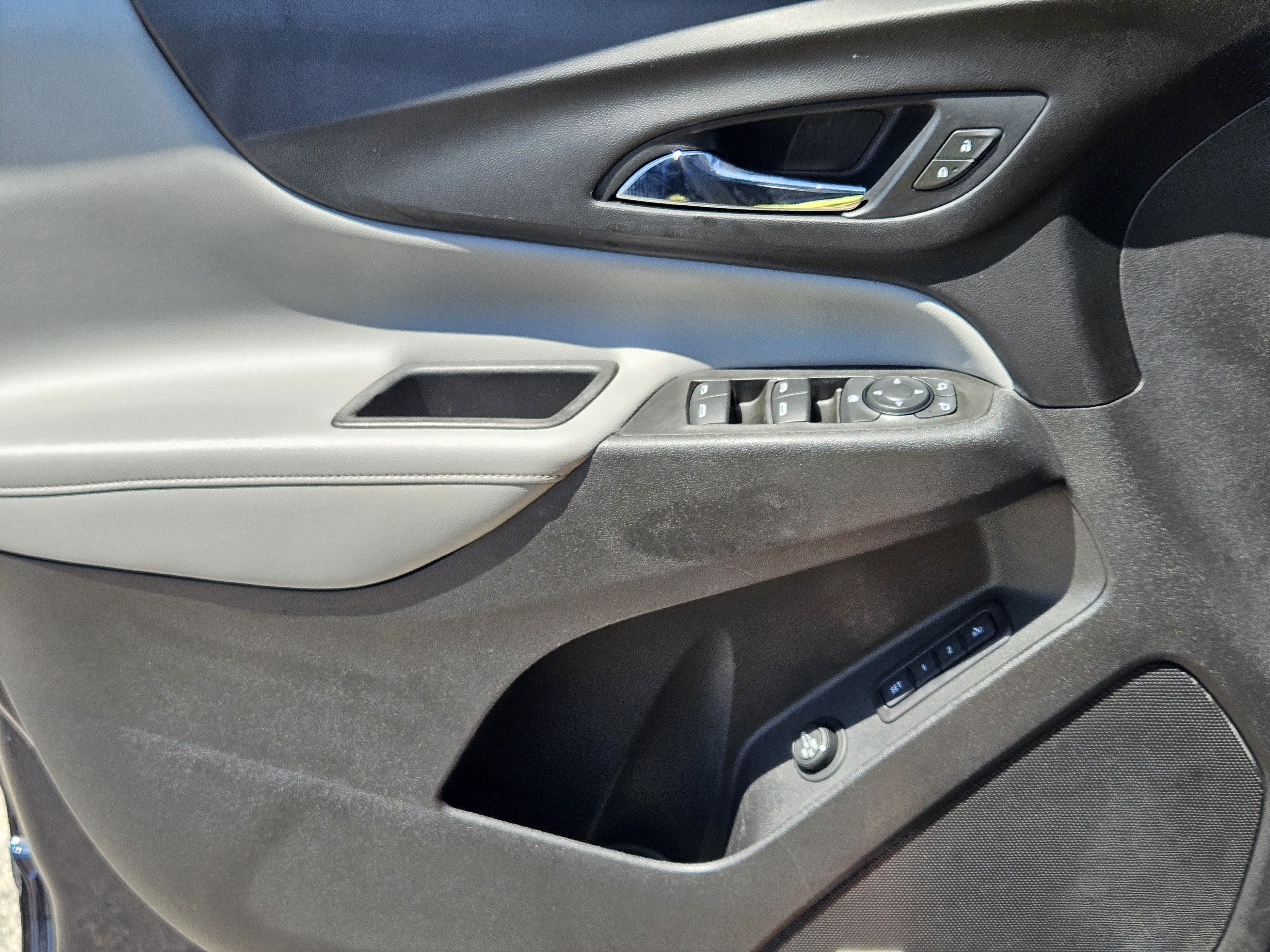 Used 2020 Chevrolet Equinox Premier FWD image 22