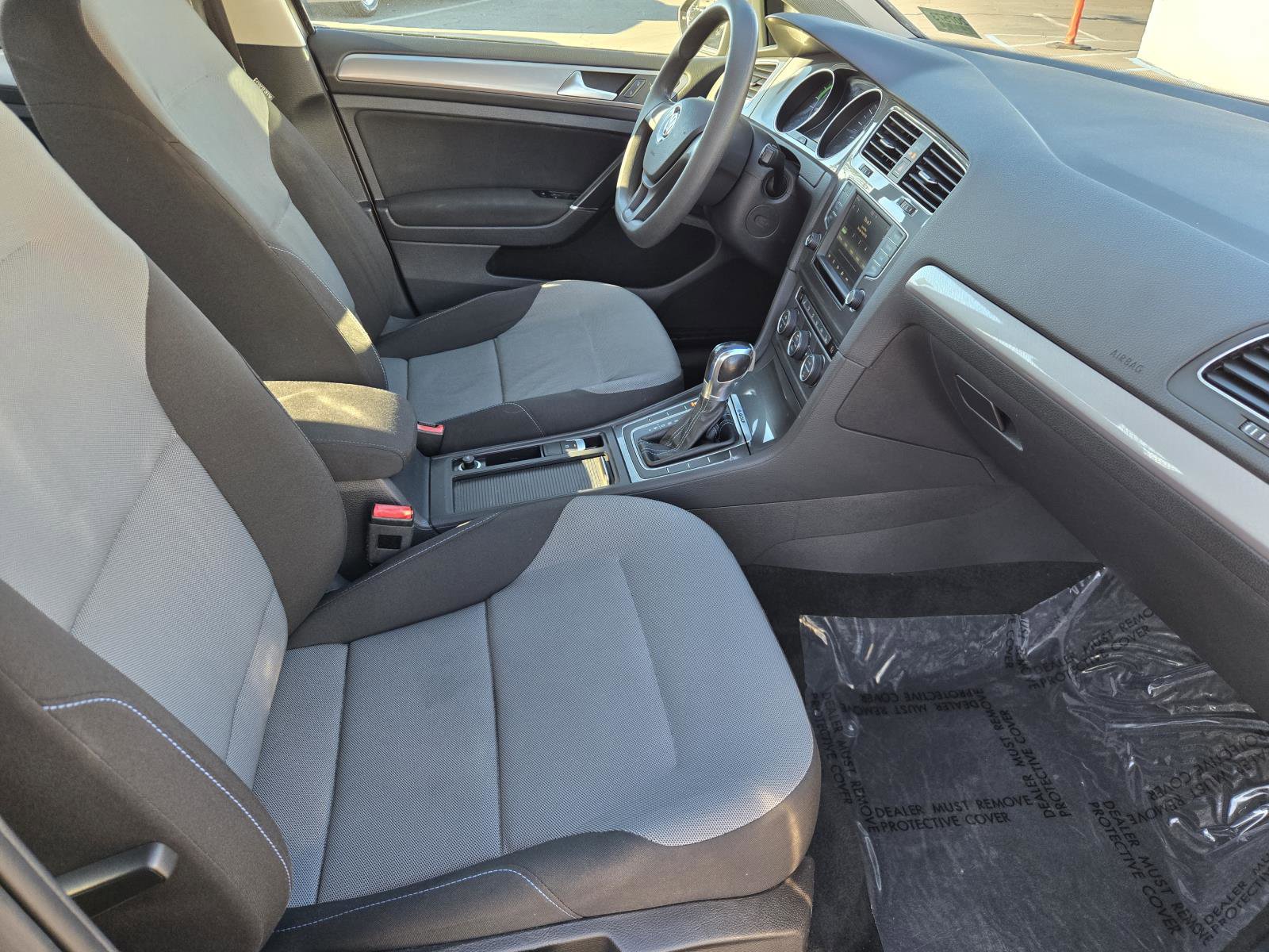 Used 2016 Volkswagen e-Golf SE w/ DC Fast Charging Package image 29