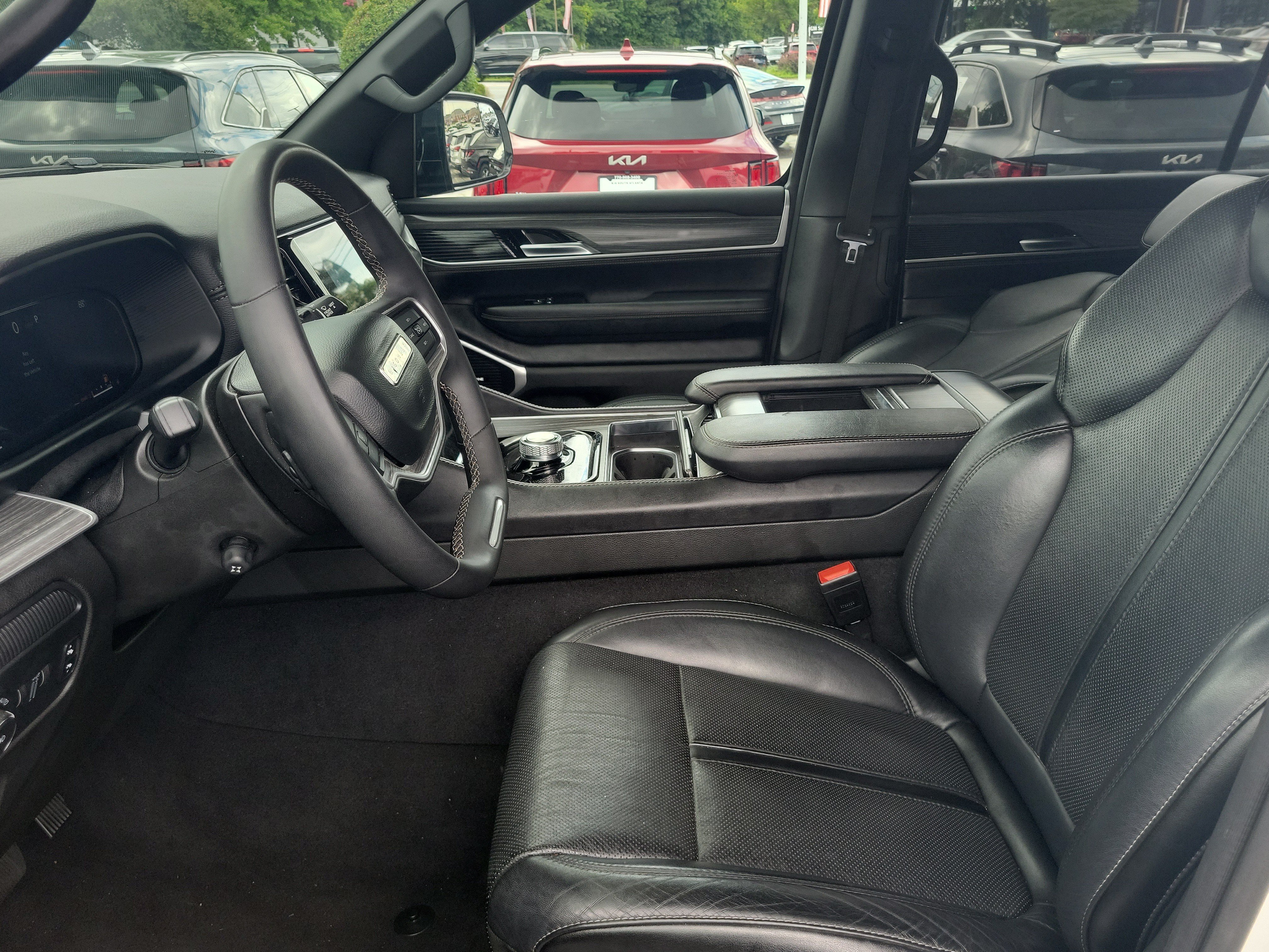 Used 2024 Jeep Wagoneer L Series II RWD image 16