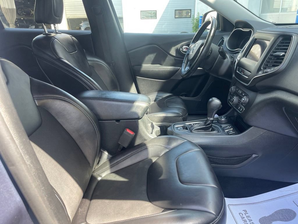 Used 2019 Jeep Cherokee Latitude Plus w/ Cold Weather Group AWD/4WD image 21