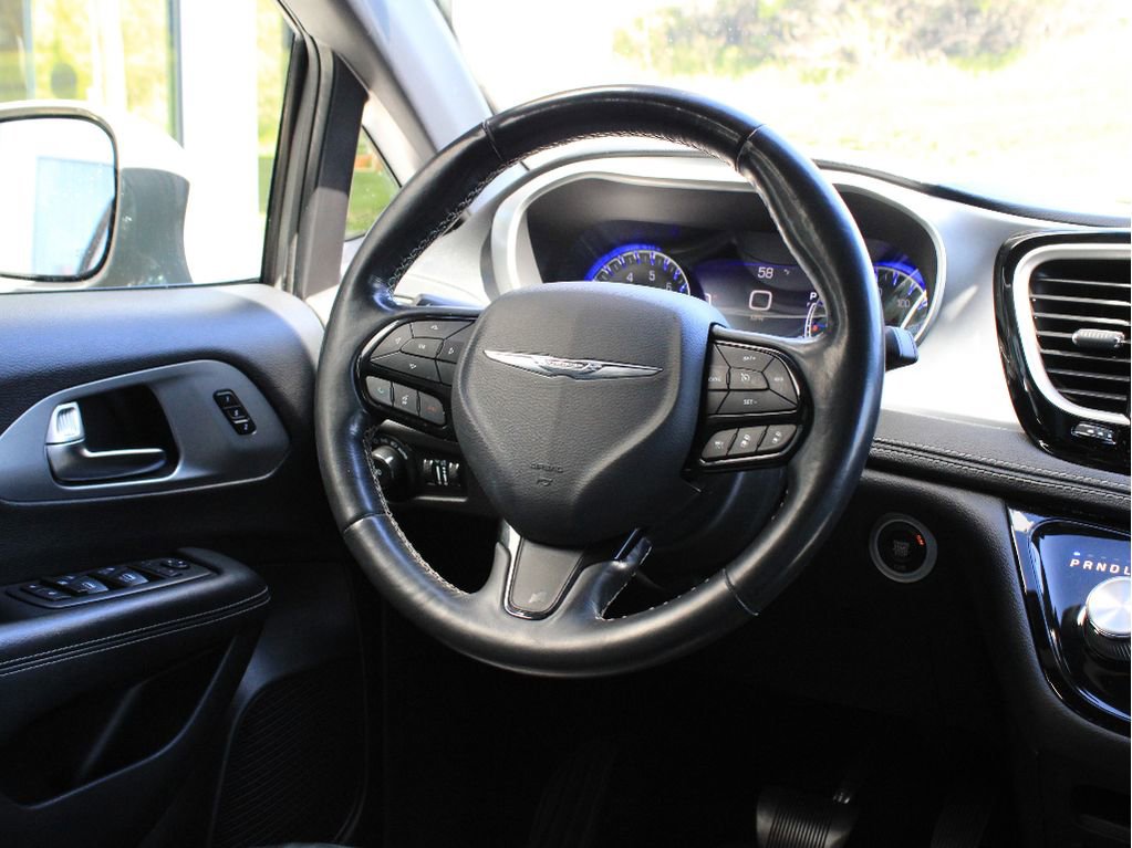 Used 2021 Chrysler Pacifica Touring-L w/ Premium & Safety Sphere Group AWD/4WD image 14