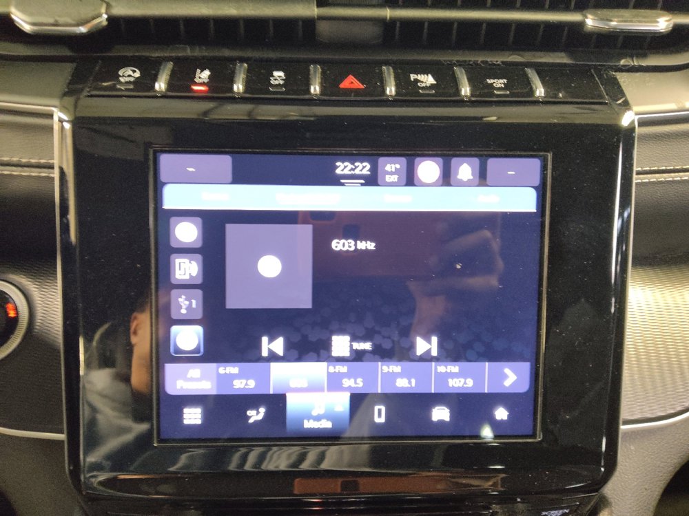 Used 2023 Jeep Grand Cherokee L Laredo image 25