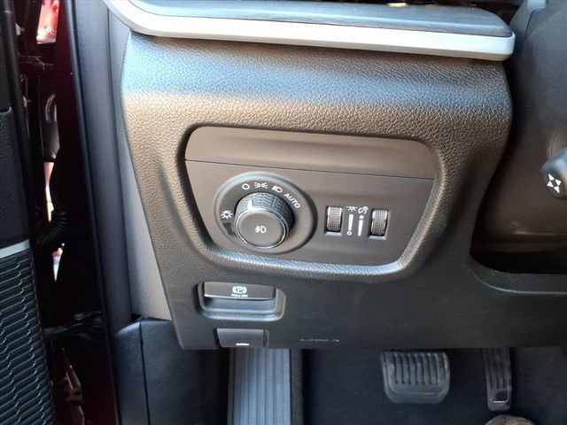 Used 2025 Jeep Grand Cherokee Limited w/ Luxury Tech Group II image 16