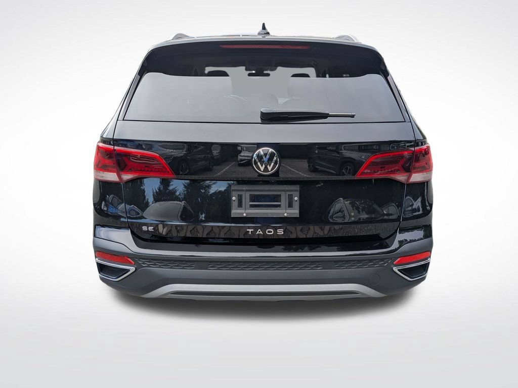 Used 2024 Volkswagen Taos SE w/ Black Wheel Package FWD image 4