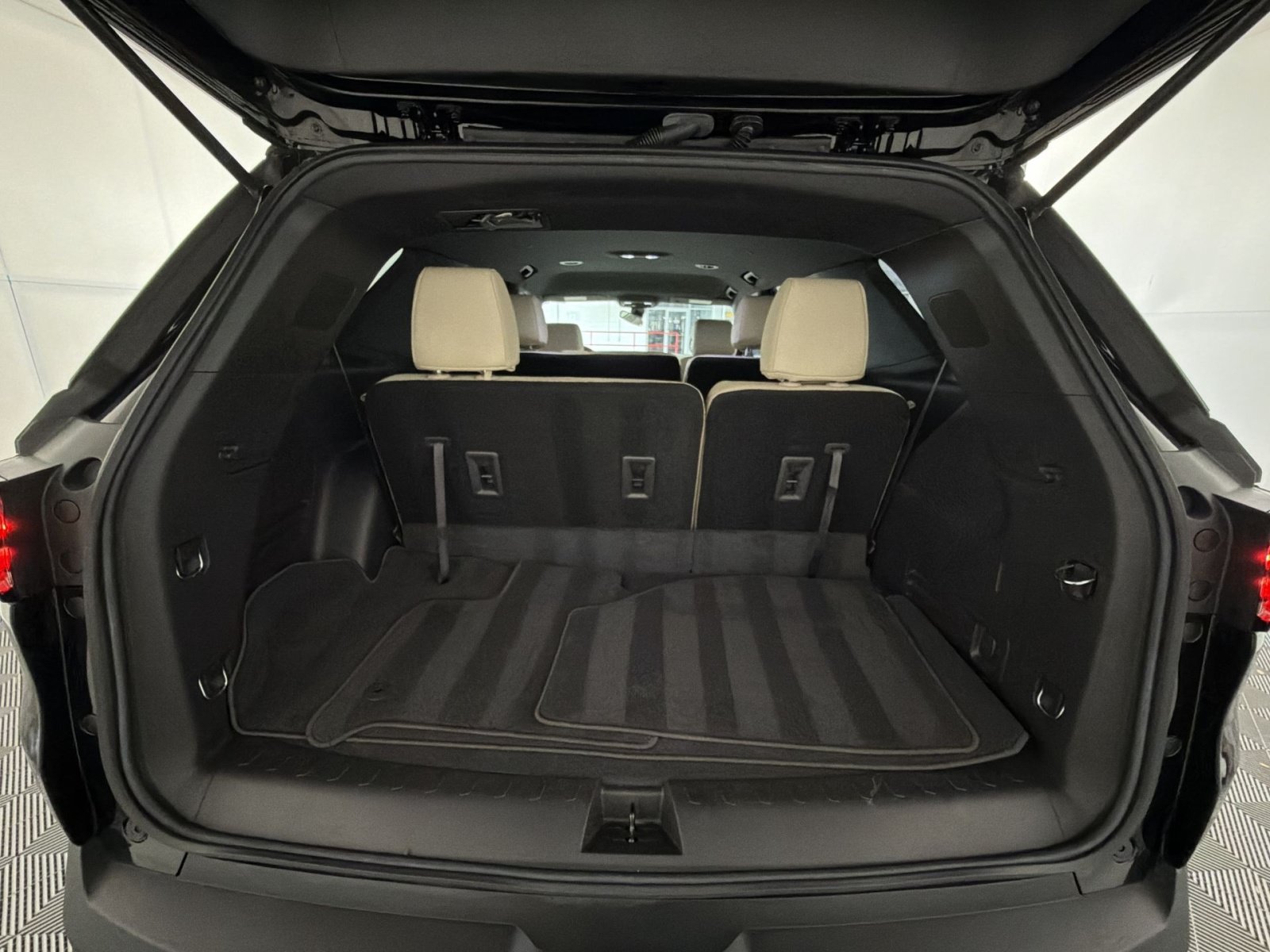 Used 2022 Chevrolet Traverse LS FWD image 24